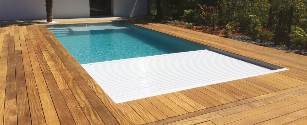 Volet de piscine immergé blanc avec terrasse en bois