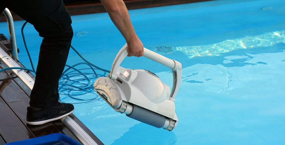 Nettoyage piscine avec un robot