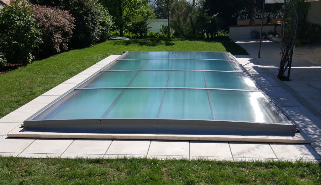 Abri de piscine bas : les avantages du choix Azenco, fabricant français