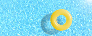piscine avec bouée jaune