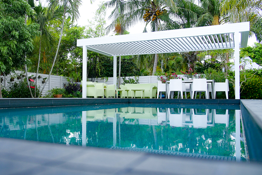 abri de terrasse blanc devant la piscine moderne