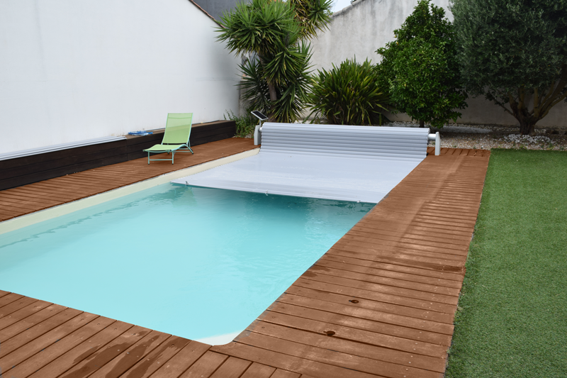 Volet de piscine avec terrasse en bois